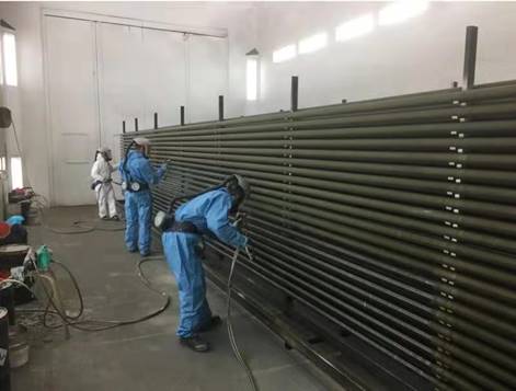逐根对翅片管喷涂特种油漆防止海洋盐雾腐蚀