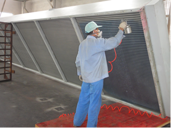 对翅片芯组喷涂特种油漆防止海洋盐雾腐蚀